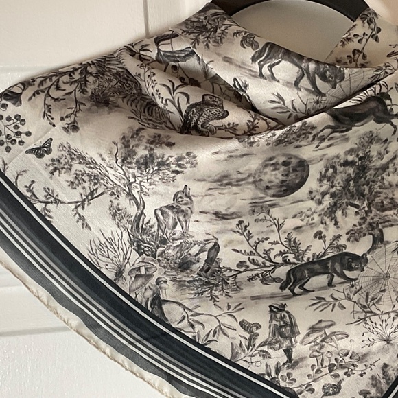 Fable England Wolf Garden Square Scarf - Black - NWT - Picture 4 of 16